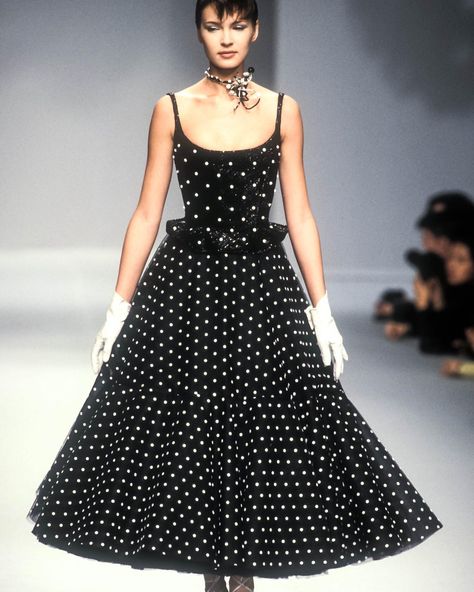 Virtual Diary on Instagram: “Jean Louis Scherrer Spring/Summer 1996 Haute Couture is EVERYTHING. brb need to pick my jaw up off the floor🤤” Fashion Major, Jean Louis Scherrer, Runway Gowns, 80s And 90s Fashion, Polka Dots Fashion, Iconic Dresses, Taffeta Dress, 50s Dresses, 50s Fashion