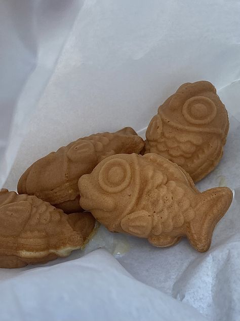 taiyaki (fish shaped waffle filled with red bean paste or custard) Fish Waffle, Taiyaki Fish, Tuna Sandwich, Red Bean Paste, Custard Filling, Red Bean, Bean Paste, Food Inspo, Fish Shapes