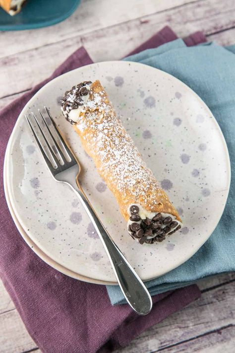 Homemade Cannoli Recipe: traditional cannoli with deep fried shells an a smooth ricotta filling.  As good as authentic Italian bakery! #bunsenburnerbakery #cannoli #italian #italiandesserts Fried Shells, Homemade Cannoli Recipe, Homemade Cannoli, Summer Vegetarian Recipes, Cannoli Shells, Cannoli Filling, Ricotta Filling, Vegetable Tart, Cannoli Recipe