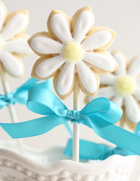 Daisy Cookie Pops by sweetopia*, via Flickr Cookie Pops Recipe, Icing Consistencies, Daisy Cookies, Daisy Troop, Cookie Sticks, Cookie Bouquet, Ge Bort, Cookie Pops, Pretty Cookies