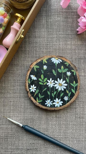 Wood Slice Mandala, Drawing Ideas On Wood, Flower Painting On Wood Slice, Wooden Piece Painting, Wood Circle Art Ideas, Wood Coaster Painting Ideas, Wood Slices Painting, Wooden Circle Painting, Hand Painted Crafts To Sell