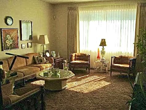 60s Flat Interior, 80s Flat Interior, 90s Appartement, Old School Living Room, 80s Apartment Aesthetic, Living Room 90s, Old House Living Room, 80s House Interior, 1960s Apartment