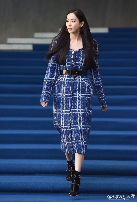 Lee Da Hee, Dongdaemun Design Plaza, Fashion Idol, Female Idols, Sophisticated Outfits, Seoul Fashion Week, Seoul Fashion, Classy Work Outfits, Korean Fashion Trends