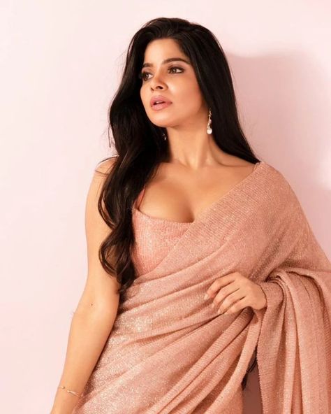 Peach Colour Saree, Divya Bharati, Saree Actress, Divya Bharathi, Peach Color Saree, Peach Colour, Female Celebrity Fashion, Beautiful Photoshoot, Saree Models