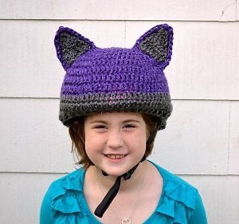 Smart Gift Giving: Crochet a Cat-Inspired Reflective Bike Helmet Cover - FREE Pattern! #crochet #safety #handmade Bike Crochet, Sunshine Crochet, Bike Seat Cover, Family Bike, Yarn Hats, Ski Helmet, Crochet Toddler, Helmet Covers, Smart Gift