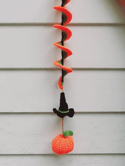 Pumpkin and Witch Hat Wind Spinner Crochet Pattern Crochet Halloween Wind Spinner, Wind Spinner Crochet Pattern Free, Halloween Crochet Garland Free Pattern, Fall And Halloween Crochet, Crochet Outdoor Decor, Crochet Wind Spinner Free Pattern, Crochet Spinners, Crochet Fall Ideas, Free Fall Crochet Patterns