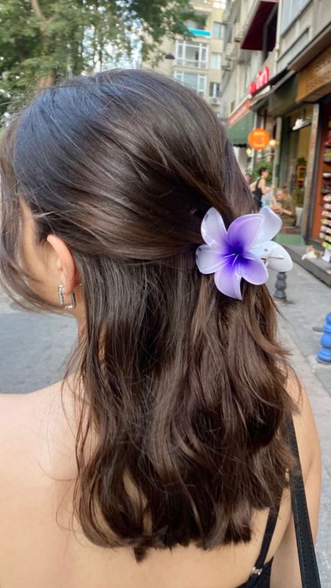 Hair Clip Hairstyles, Hairstyles Fall, University Aesthetic, Summer Things, Aesthetic Purple, Clip Hairstyles, روتين العناية بالبشرة, Hair Up Styles, Flower Hair Clips