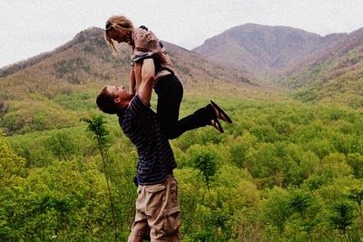 presh Lifting Someone Up Pose Reference, Prom Poses, Travel Pictures Poses, Happy Photos, Boy Meets Girl, Cute Couple Poses, Prom Pictures, Tumblr Photography, Pic Pose