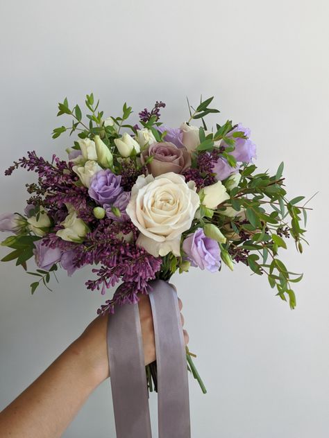 Lilac Bouquets Wedding, Purple Eucalyptus Bouquet, Simple Purple Bouquet, Lavendar Wedding Centrepiece, Green Wedding Flower Arrangements, Lilac Bridal Bouquet, Stephanotis Bouquet, Lilac Wedding Flowers, Wild Wedding Bouquet