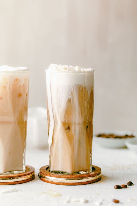 Starbucks White Chocolate, Iced White Chocolate Mocha, White Chocolate Syrup, Iced White Mocha, White Chocolate Sauce, Easy Home Recipes, Coffee Shop Menu, White Chocolate Mocha, Chocolate Mocha