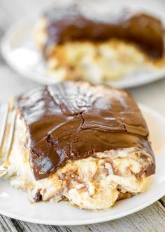 Banana Pudding Eclair Cake - I am in LOVE with this easy no-bake dessert. Great for potlucks, cookouts and Easter! Graham crackers, vanilla pudding, banana pudding, cool whip, bananas, chocolate frosting. Can make ahead and refrigerate before serving. Everyone RAVES about this yummy dessert recipe!! Fav Dessert, Graham Cracker Dessert, Chocolate Banana Pudding, Eclairs Dessert, Best Banana Pudding, Eclair Cake, Plain Chicken, Banana Dessert, Easy No Bake Desserts