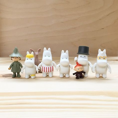 Xmas gift idea: Set of Moomin figurines! Loads of Moomin goodies just flown in from Finland, just in time for Xmas. Moomin Ceramic, Moomin Family, Moomin Wallpaper, Christmas Cones, Chirstmas Gift, Dolly Doll, Enchanted Doll, Moomin Valley, Tove Jansson