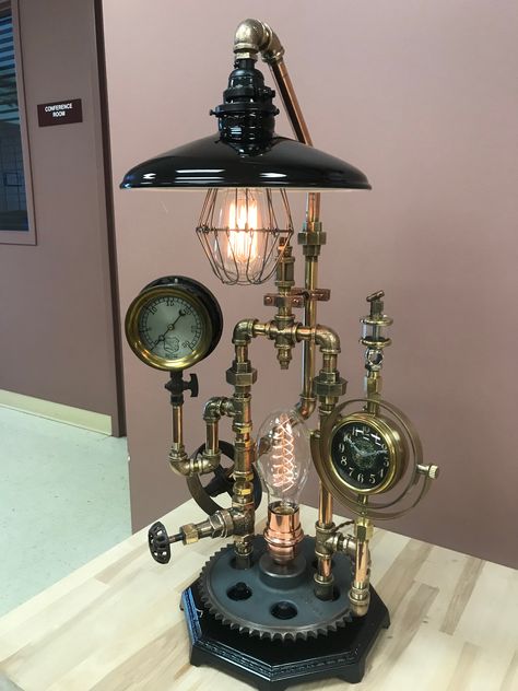 Industrial Lamp Design, Steampunk Diy Crafts, Steampunk Light, Lampe Steampunk, Steampunk Table, Industrial Style Lamps, Steampunk Furniture, Lampe Metal, Steampunk Artwork