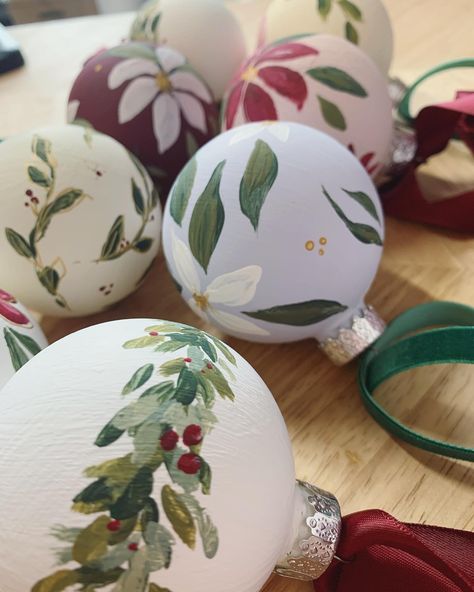 Acrylic, floral painted ornaments Paint Your Own Bauble Ideas, Czech Christmas Decorations, Diy Painted Baubles, Painted Ceramic Ornaments Christmas, Christmas Bauble Diy, Painting Ornaments Acrylic, Hand Painted Baubles Ideas, Diy Painted Christmas Balls, Christmas Bauble Designs