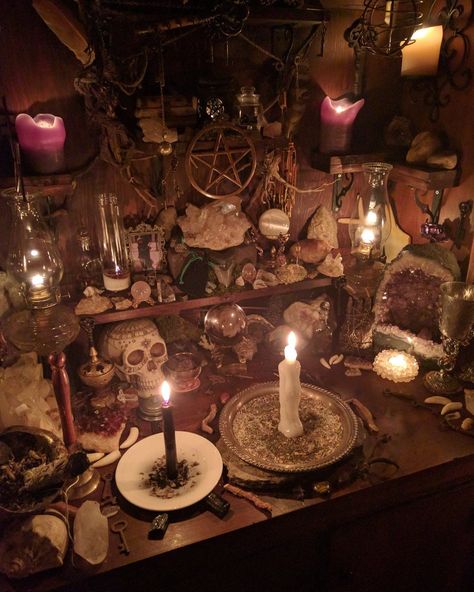 Crystal Alter, Witchcraft Magic, Witchcraft Altar, Witch Room, Traditional Witchcraft, Witches Altar, Witch Spell, Witch Decor, Season Of The Witch