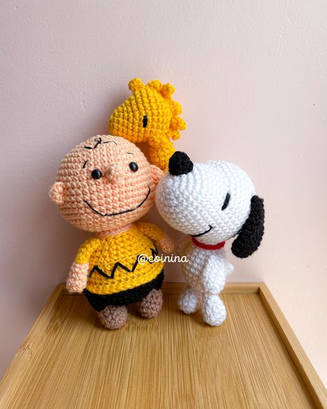 Set Snoopy ✨ #Coinina #crochet #handmade #hechoamano #amigurumi #amigurumilove #amigurumidoll #cute #bonito #tejido #tejidoamano #lima #limaperu #peru #deco #regalo #gift #snoopy #charliebrown #fyp #foryou #parati Charlie Brown Crochet, Crochet Charlie Brown, Crochet Snoopy Pattern, Amigurumi Snoopy Free Pattern, Snoopy And Woodstock Crochet Pattern, Crochet Snoopy Keychain, Crochet Snoopy, Mini Amigurumi, Yarn Craft