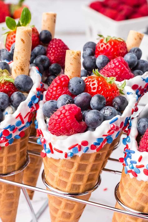 Fruit Ice Cream Cones, Easy July 4th Recipes, Fruit Cones, Cream Filled Cookies, 4th July Food, Princess Pinky Girl, Pinky Girl, Chocolate Melting Wafers, Patriotic Food