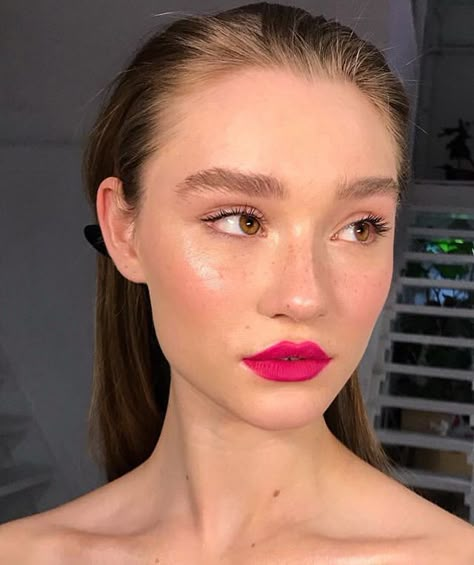 bright pink lip color #beauty Hot Pink Lip, Makeup Runway, Bright Pink Lips, Pink Lips Makeup, Light Pink Lips, Pink Lip Color, Bright Lipstick, Giorgio Armani Beauty, Hot Pink Lips