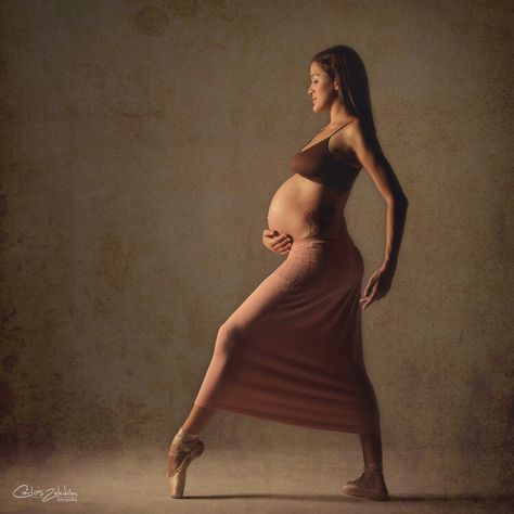 Embarazo ballet Ballet Maternity Photoshoot, Maternity Dance Photography, Pregnant Ballerina Photoshoot, Pregnant Dancer, Pregnant Ballerina, Pregnant Art, Dancing Poses, Dancer Photography, Happy Pregnancy