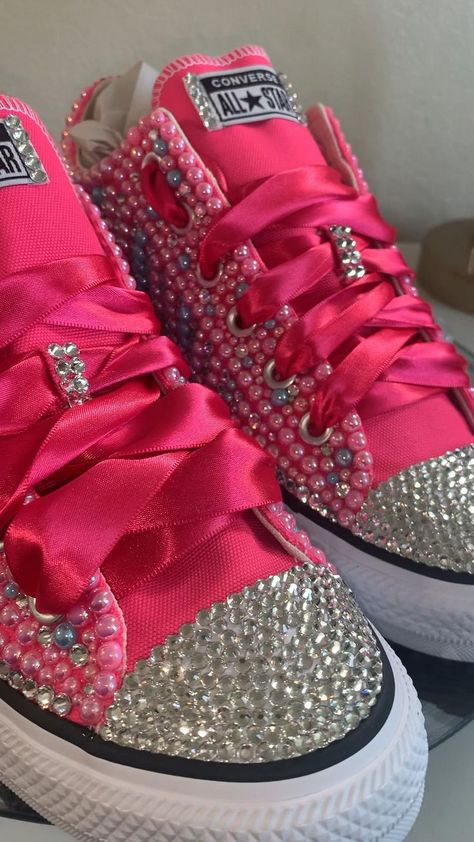 Diy Bedazzled, Diy Glitter Shoes, Bedazzled Shoes Diy, Bedazzled Shoes, Custom Sneakers Diy, Bling Converse, Shoe Makeover, Diy Sandals, Diy Sneakers