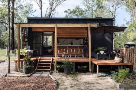 Australian Couple Builds Tiny House to Attain Financial Freedom – HomeCrux Tiny House Company, Houses Architecture, Small Tiny House, Tiny House Nation, Family Design, Casa Container, Modern Tiny House, Tiny House Movement, Tiny House Cabin