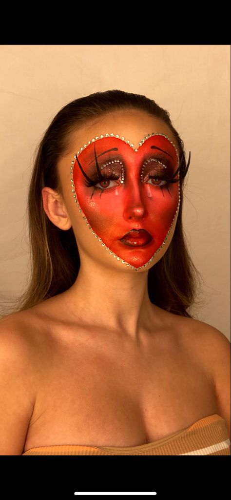 Cute Halloween Makeup For Women, Queen Of Hearts Horror Makeup, Face Heart Makeup, Queen Of Hearts Makeup Look, Coquette Clown Makeup, Male Queen Of Hearts, Heart Face Makeup Look, Queen Of Heart Makeup, Red Clown Makeup