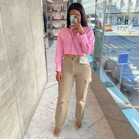 Cargo Pants Stradivarius, Khaki Pants Outfit Casual, Outfit With Cargo Pants, Pink Shirt Outfit, Khaki Pants Outfit, Khakis Outfit, Pastel Top, Cargo Pants Outfit, Pink Hat