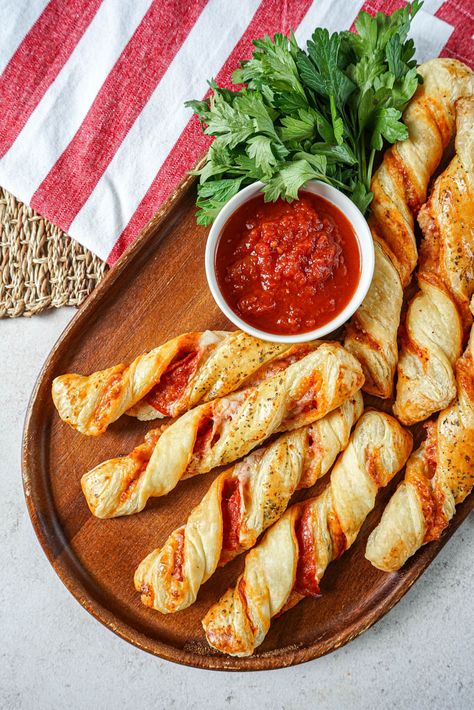 Recipe For Puff Pastry, Pizza Twists, Puff Pastry Twists, Puff Pastry Pizza, Pastry Pizza, Pizza Sticks, Cheese Twists, Pizza Pastry, Pizza Sauce Recipe