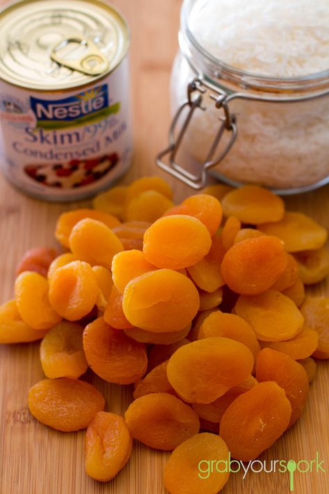 Three ingredients? Dried apricots, coconut and condensed milk. This recipe for Apricot and Coconut Balls really is that simple. There are a few variations for apricot balls out there, some recipes call for additional things like crushed biscuits or white chocolate but I like this one just the way it is. These bite sized treats … Apricot Balls, Powdered Sugar Cookies, Candy Fudge, Xmas Recipes, Apricot Recipes, Coconut Balls, Healthy Mummy, Extra Protein, Paleo Snacks