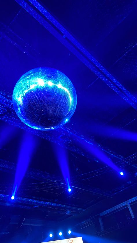 Blue Party Aesthetic Wallpaper, Blue Disco Ball Aesthetic, Blue Club Aesthetic, Blue Concert Aesthetic, Blue Party Aesthetic, Dad Party Theme, Blue Disco Ball, Aesthetic Festival, Rave Aesthetic