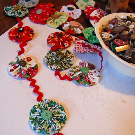 yo yo garland in progress | blogged: SouleMama | amanda blake soule | Flickr Yoyo Garland, Colchas Quilting, Yo Yo Quilt, Yo-yos, Christmas Sewing, Christmas Fabric, Homemade Christmas, Xmas Crafts, Christmas Craft