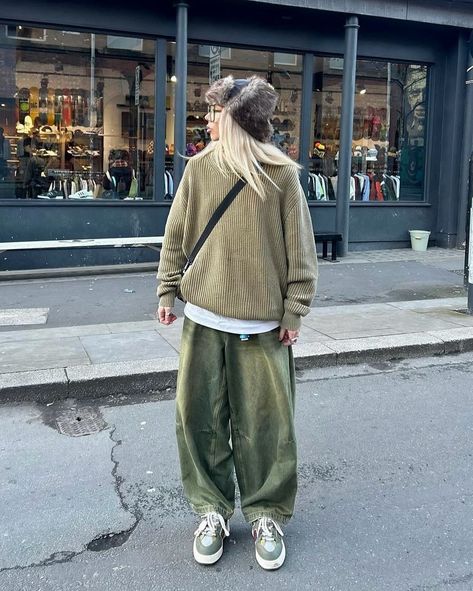 How about her color? 🫛 Outfit info 👇🏻 • • • 📸 @daisybirchalll 🇬🇧 👔Top : runge 👖Bottom : the ragged priest 👞Shoes : clints 👜Bag : carhartt • • • • • • fur bucket hat, light khaki knit, baggy khaki jeans, cross bag, khaki sneakers, women’s outfit, united kingdom Khaki Color Outfit, Khaki Sneakers, Outfit Info, Khakis Outfit, Fur Bucket, Fur Bucket Hat, Hat Light, Khaki Jeans, Streetwear Essentials