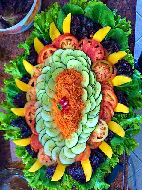 Birthday Salad Ideas, Salad Plate Decoration Ideas, Salad Decoration Ideas Creative, Fruit Tray Designs, Salad Decoration Ideas, Salad Presentation, Salad Design, Food Display Table, Clean Eating Salads