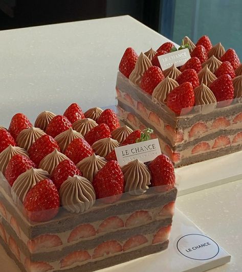 Chocolate Strawberry Dessert, Cube Cake, Dessert Box, Strawberry Dessert, Cupcake Cake Designs, Dessert Packaging, New Cake, Cake Box, Chocolate Strawberry