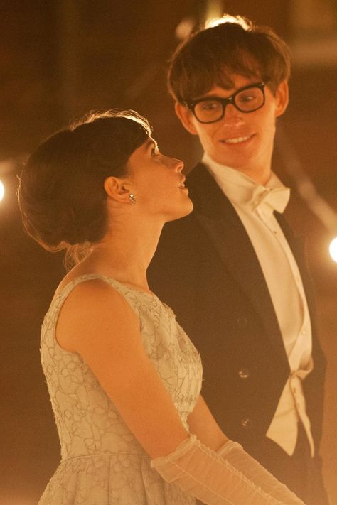 Felicity Jones and Eddie Redmayne in The Theory of Everything (2014) Eddie Redmayne The Theory Of Everything, Theory Of Everything Aesthetic, The Theory Of Everything Aesthetic, Steven Hawking, Steven Noble, Theory Of Everything, The Theory Of Everything, Studio Music, Boho Art Drawings