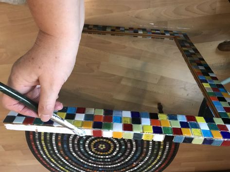 How To Decorate An Amazing Mirror - Transformed With Colorful Mosaic! Mirror Makeover Diy, Thrift Store Crafts Upcycling, Crafts Upcycling, Thrift Store Diy Projects, Diy Thrift Store Crafts, Mosaic Furniture, Thrift Store Diy, Mirror Makeover, Colorful Mosaic