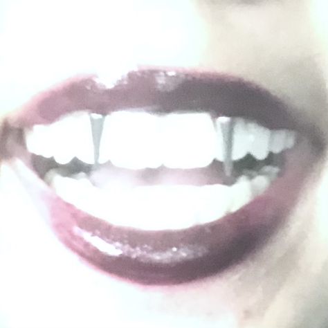 Smiley Piercing Vampire Teeth, Fang Piercing Smiley, Fang Percing, Vampire Smiley Piercing, Smiley Fangs Piercing, Vampire Teeth Piercing, Angel Bites Piercing Fangs, Smiley Piercing Fangs, Fang Piercing