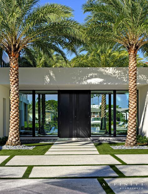 Modern House Exterior Entrance, Ultra Modern Beach House, Modern Miami Interior, Modern Estate Homes, Modern Beach House Exterior, Beverly House, Small Luxury Homes, Luxury Houses Entrance, Miami House