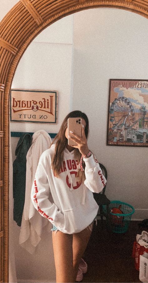 #hoodie #beachy #ootd #style #shorts #oversized #sweater #summer Outer Banks Style, Style Shorts, Ootd Style, Summer Fits, Hoodie Outfit, Long Shorts, Oversized Sweater, Oversize Hoodie, Oversized Shirt