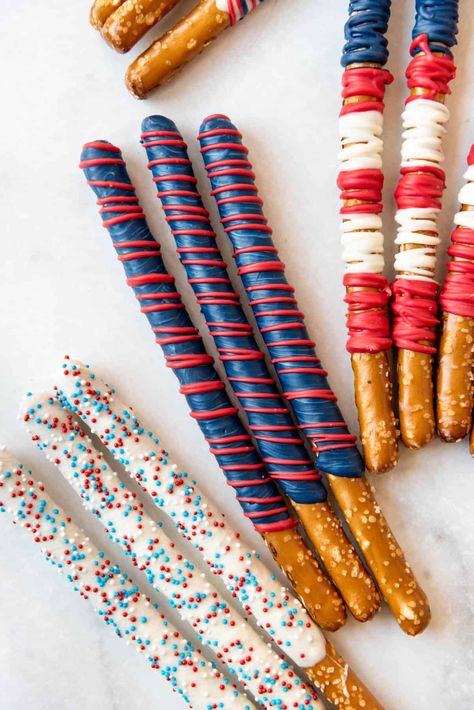 These fun and easy Patriotic Pretzel Rods are perfect for the 4th of July, Memorial Day, or any patriotic celebration or event! Colored chocolate candy melts and salty pretzels make a quick and delicious treat that are a great project to do with your kids in under 30 minutes without even heating up your kitchen! #4thofJuly | patriotic desserts 4th of july | patriotic desserts easy | 4th of july dessert ideas easy | red white and blue desserts easy | chocolate dipped pretzels how to make 4th Of July Pretzel Rods, Patriotic Desserts Easy, Patriotic Pretzels, Grad Desserts, Salty Pretzels, Dessert Theme, July Inspiration, Patriotic Recipes, Colored Chocolate