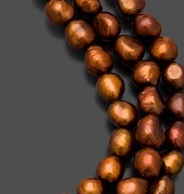 Passage des perles shared this wondrous photo of dyed freshwater potato-shaped chocolate pearls. Look at that lustre and imagine it against a tan. Pearl Aesthetic, True Autumn, Chocolate Pearls, Copper Pearl, Chocolate Color, Warm Autumn, Brown Aesthetic, Lovely Jewellery, Copper Color