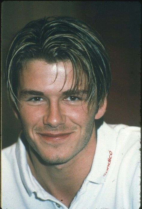 Young David Beckham, David Beckham Football, Slick Backs, David Beckham Style Outfits, David Beckham Photos, 2000s Hair, 90s Hairstyles Men, Football Boy, Beckham Hair