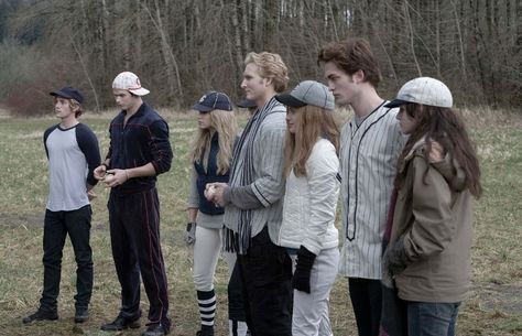 Jouant au baseball dans La Saga Twilight : Fascination v.f. de Twilight Twilight - Les Cullens et Bella. Twilight James, Museum Statues, Witch Candle, Elizabeth Reaser, Vampire Romance, Billy Burke, Spells Magic, Jackson Rathbone, Twilight 2008