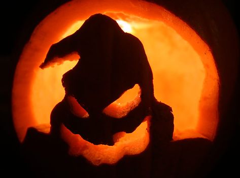 So cool, oogie boogie man pumpkin! Oogie Boogie Pumpkin, Pumkin Carving, Pumpkin Carving Party, Amazing Pumpkin Carving, Pumpkin Carving Patterns, Carved Pumpkin, Fun Pumpkins, Pumpkin Carvings Stencils, Pumpkin Carving Templates