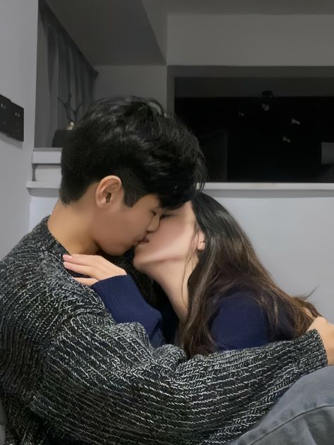 Fotbar Kiss Couple, Cuddle Couple Pose, Best Cuddle Poses, Cuddles Aesthetic, Ulzzang Couple Kiss, Asian Couple Aesthetic, Fotbar Rp Couple, Ullzang Couples, Asian Makeup Tips