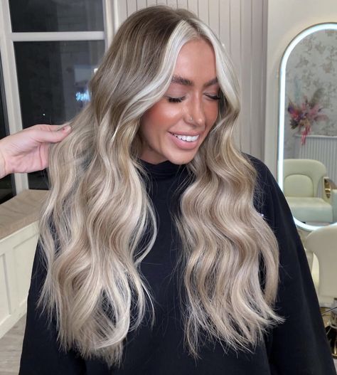 Blonde And Brown Hair Balayage, Dark Blonde Hair Money Piece, Ash Blonde Hair Money Piece, Blond Hair Dark Highlights, Reverse Balayage With Money Piece, Lived In Blonde With Extensions, Dark Blonde Hair With Balayage, Blonde Root Melt With Money Piece, Thick Money Piece Hair Blonde