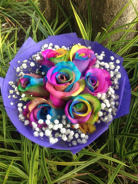 Bouquet Arrangements Diy, Wrapping Flowers, Wrap Flowers, Graduation Flowers, Diy Arrangements, Rose Purple, Rose Arrangements, Rainbow Roses, How To Wrap Flowers