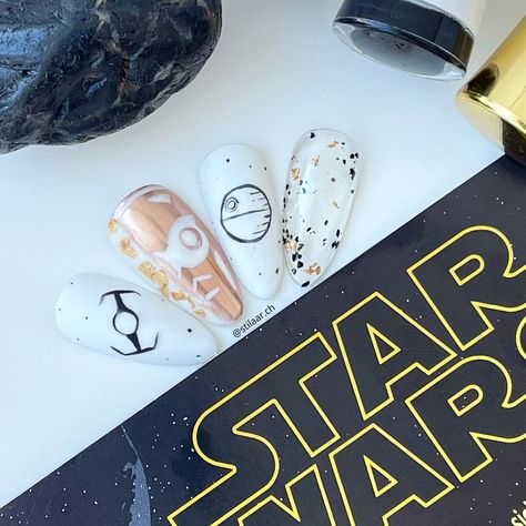 A star wars black and white nail with some gold details and black dots. The highlight are this beautiful golden nail art flakes. Star Wars Wedding Nails, Star Wars Nail Ideas, Simple Star Wars Nails, Subtle Star Wars Nails, Star Wars Nails Designs, Star Wars Black And White, Star Wars Nail Art, Nerdy Nails, Etsy Nails