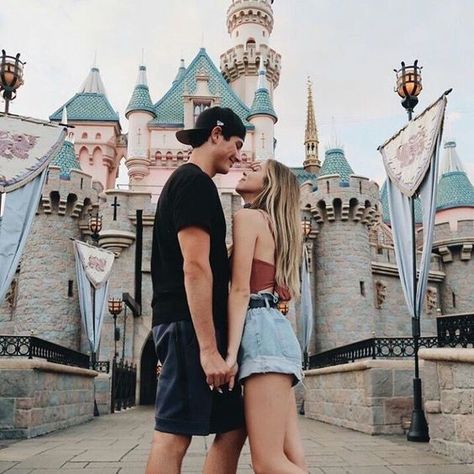 Couples Disneyland, Disneyland Couples Pictures, Disney Çiftleri, Photos Couple Mignon, Sweet Relationship, Disney Poses, Disney Picture Ideas, Disney Mignon, Paris Couple