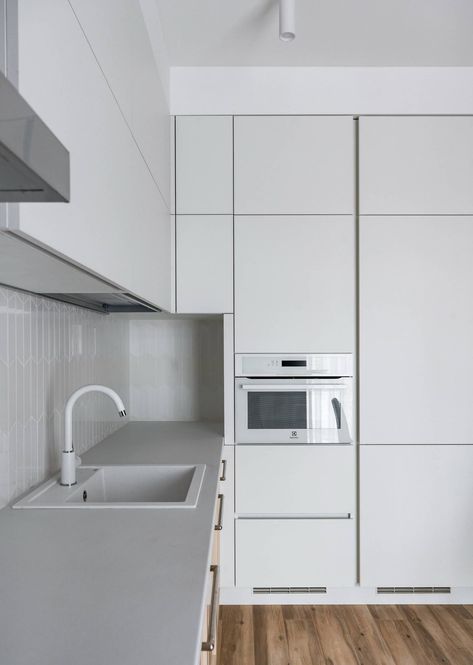 A Sleek And Open Scandinavian Kitchen With White Flat Panel Cabinets This white-dominant Scandinavian kitchen looks like heaven! White Chevron Backsplash, White Backsplash Ideas, Backsplash Colors, Chevron Backsplash, Panel Kitchen Cabinets, Chevron Tile, White Kitchen Backsplash, Kitchen Looks, Chevron Kitchen